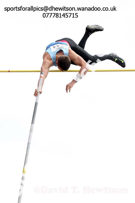 Mens under-20s pole vault, North Eastern Track and Field Champs, Gateshead Stadium. Photo: David T. Hewitson/Sports for All Pics